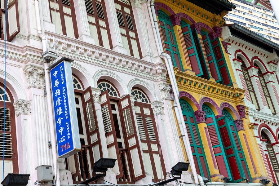 Pagoda Street dans le Chinatown historique de Singapour avec des shophouses colorées