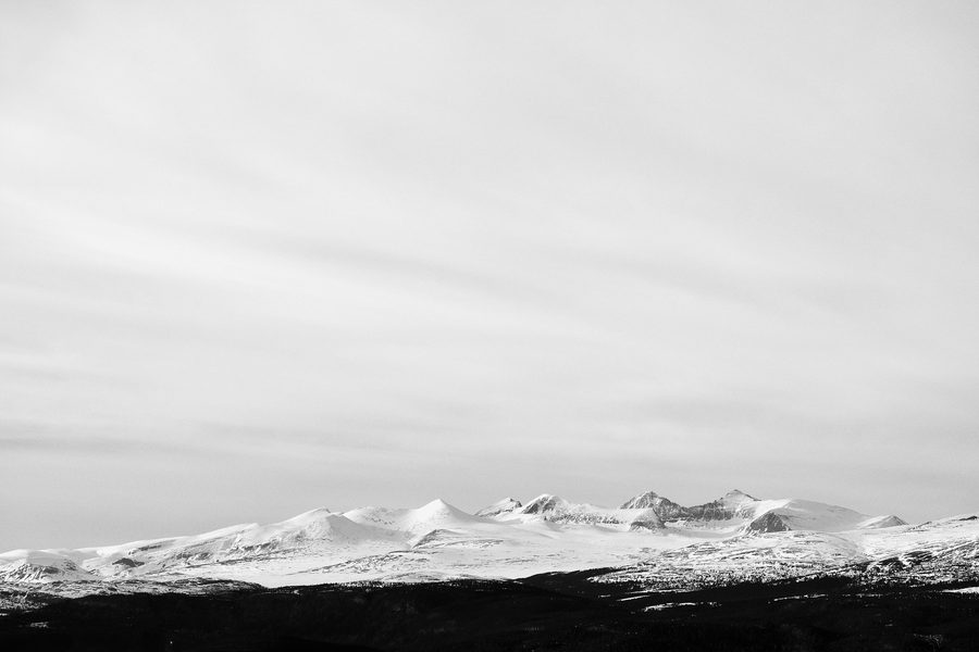 Les sommets du parc national de Rondane sous un ciel de printemps lumineux.