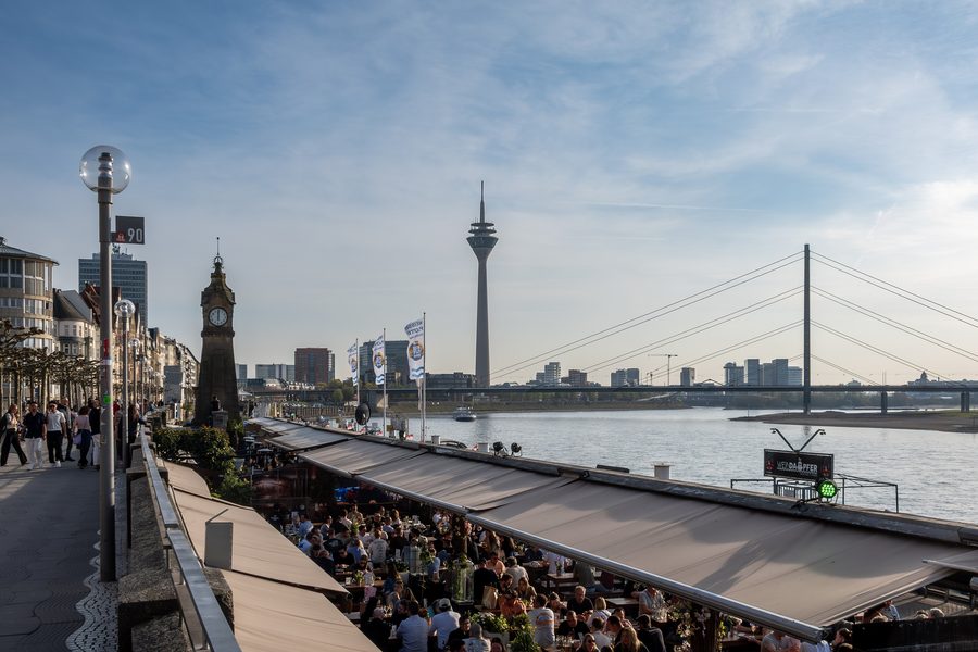 Promenade du Rhin à Düsseldorf avec la tour du Rhin et le pont du coude du Rhin en arrière-plan