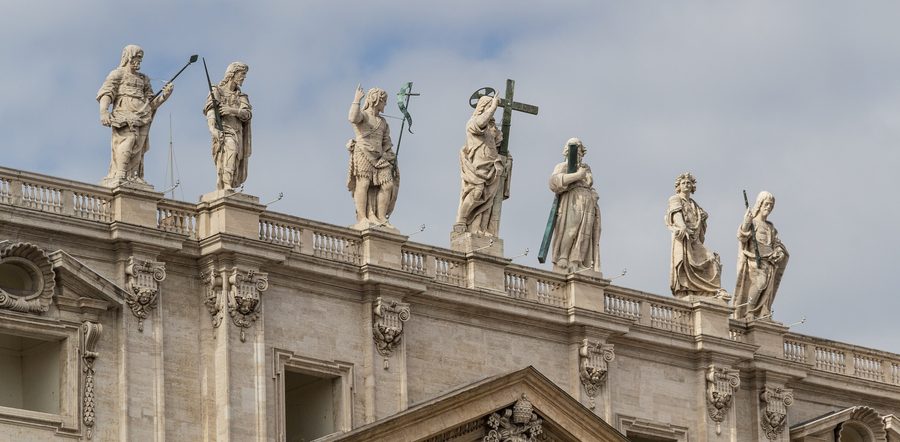 Vue sur la basilique Saint-Pierre dans la Cité du Vatican