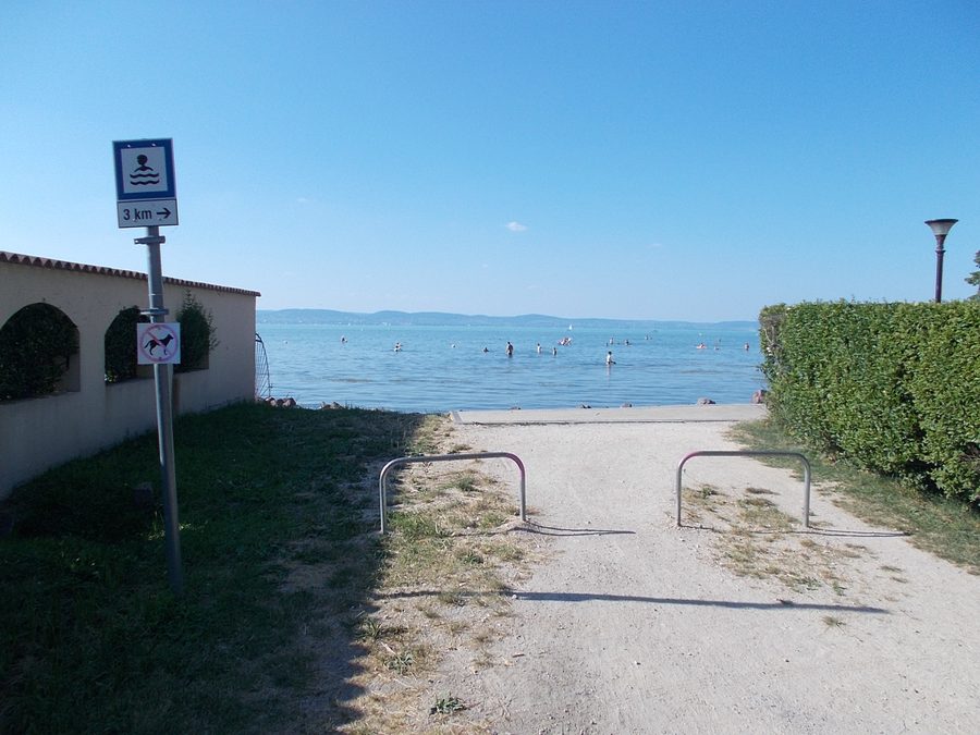 Plage à l’extrémité ouest de la rue Kilátó à Zamárdi, en Hongrie, avec des personnes dans le lac Balaton