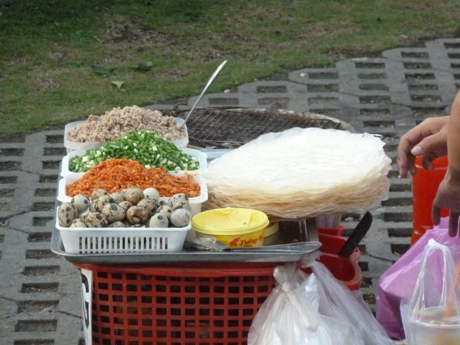 Stand de bánh tráng nướng, street food vietnamienne, à la ville de Hô Chi Minh