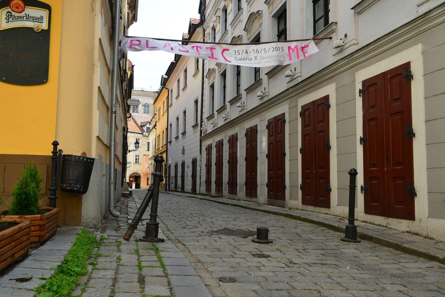 Une scène de rue dans la vieille ville de Bratislava avec des bâtiments historiques.