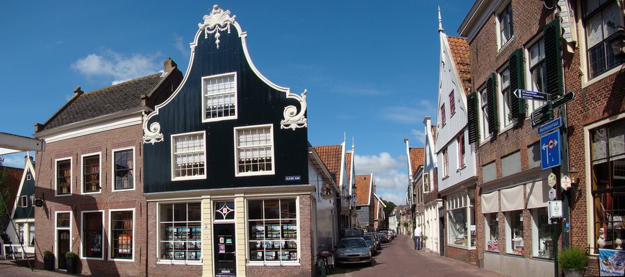 Panorama avec des maisons historiques dans le centre de De Rijp