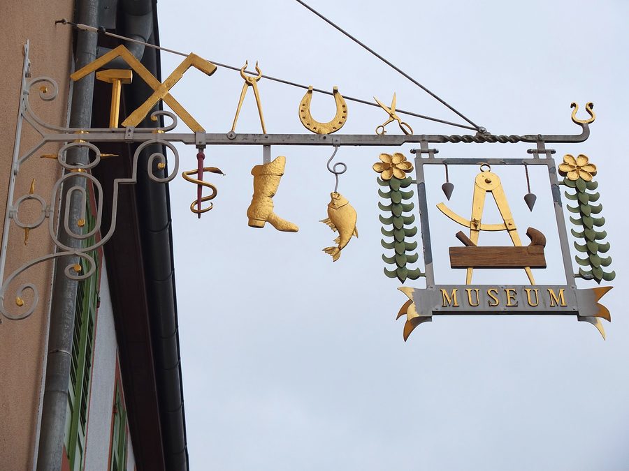 Panneau indicateur du musée des métiers à Kork