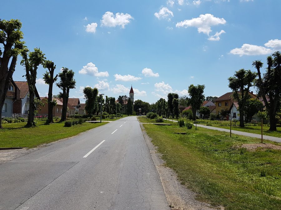 Entrée de Špišić Bukovica avec vue sur l’église Saint-Jean-Baptiste