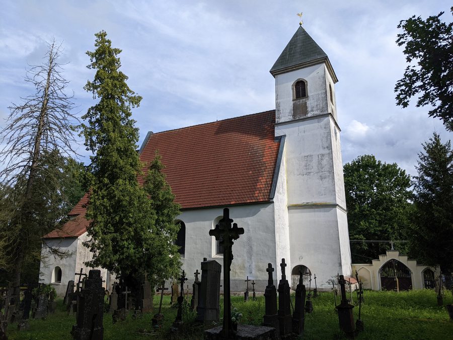 Vue extérieure de l’église gothique Nalezení sv. Kříže à Újezd Svatého Kříže