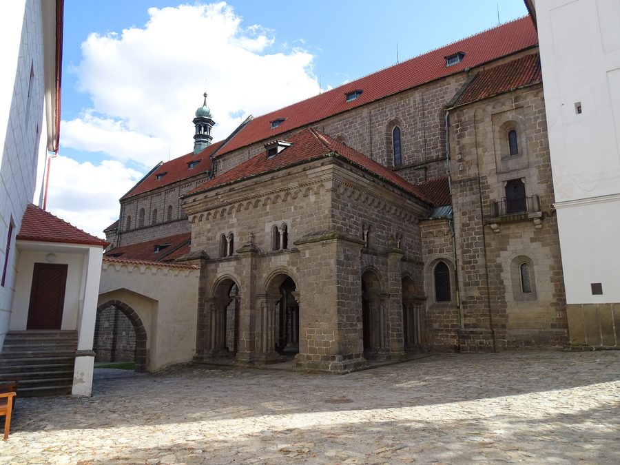 Basilique Saint-Procope à Třebíč, vue depuis l’entrée principale du château
