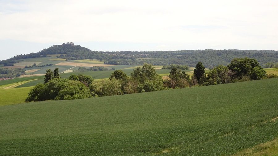 Pays vallonné de Reinheim avec l’Otzberg et la Veste Otzberg à l’arrière-plan