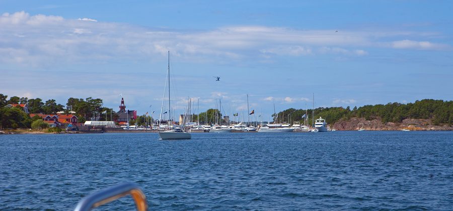 Port de Sandhamn dans l’archipel de Stockholm avec des bateaux et des bâtiments en bord de quai