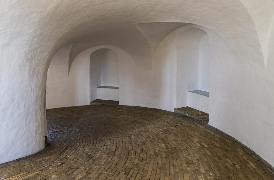 Vue intérieure de la rampe en spirale du Rundetaarn à Copenhague