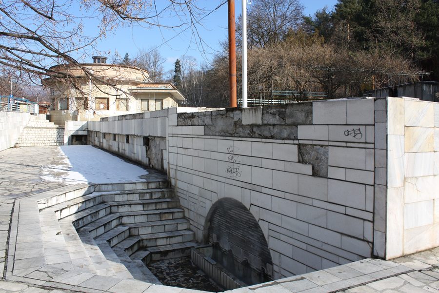 Fontaine d’eau minérale à Momin Prohod.