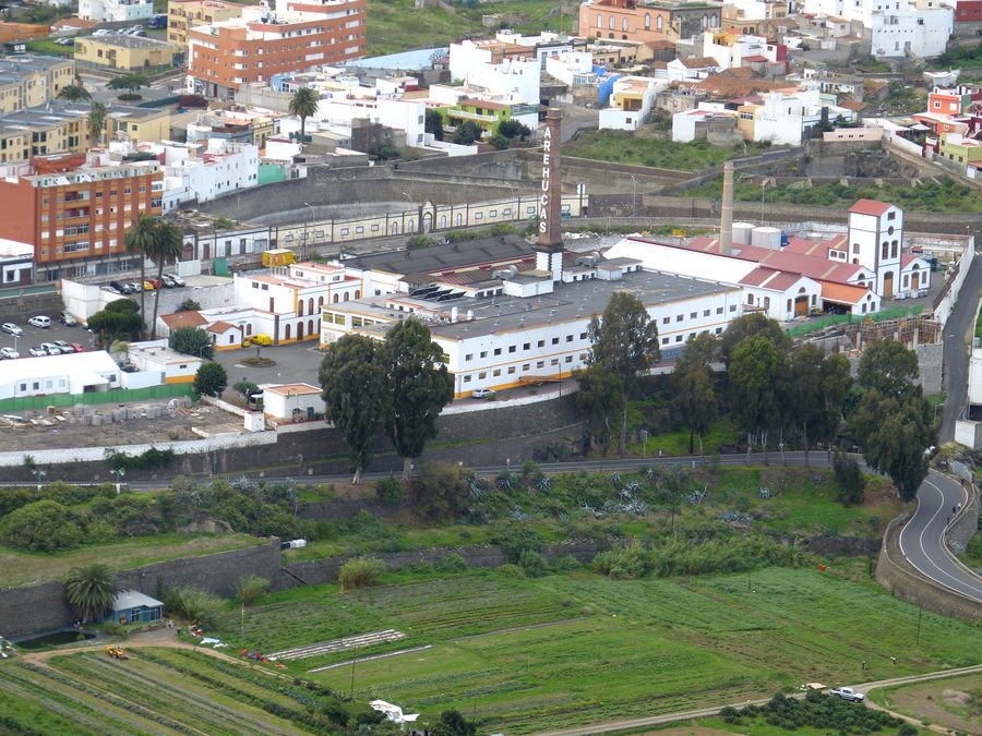 Vue de la distillerie de rhum Arehucas à Arucas depuis la Montaña de Arucas