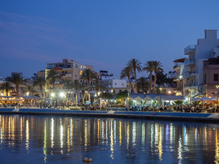 Vue au crépuscule du front de mer de Sitia, en Crète