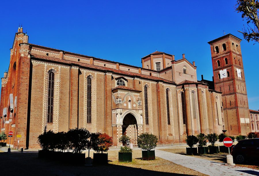 Façade sud de la cathédrale Santa Maria Assunta à Asti dans le Piémont