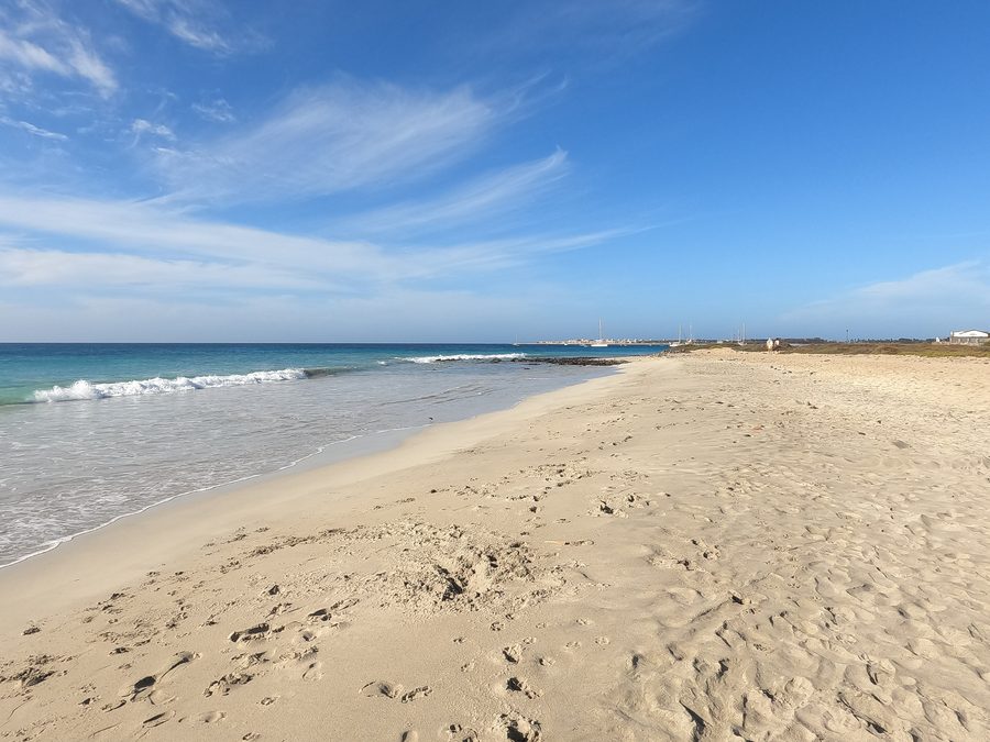 Plage de sable blanc Praia António Sousa à Santa Maria sur Sal