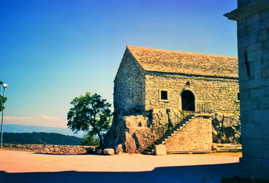 Rocher et bourg de Monrupino-Repentabor près de Trieste