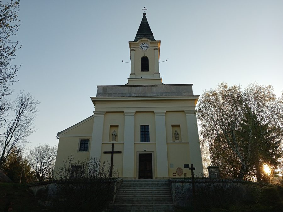 Extérieur de l’église Szent Kereszt Felmagasztalása à Vértesacsa
