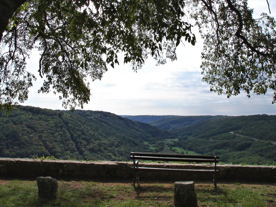 Point de vue à Tinjan avec vue sur la vallée de la Lim