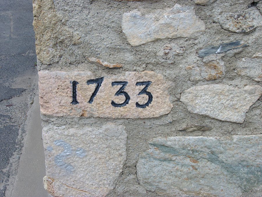 Rue de la Glycine à Oms dans le département des Pyrénées-Orientales