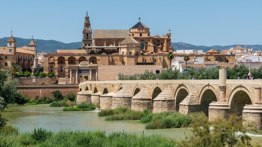 Centre historique de Córdoba avec la cathédrale Mezquita et le pont romain