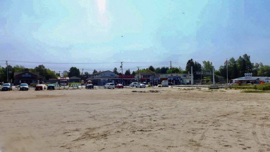 Commerces en bord de plage à l’angle de Main Street et de Lakeshore Boulevard à Sauble Beach, Ontario