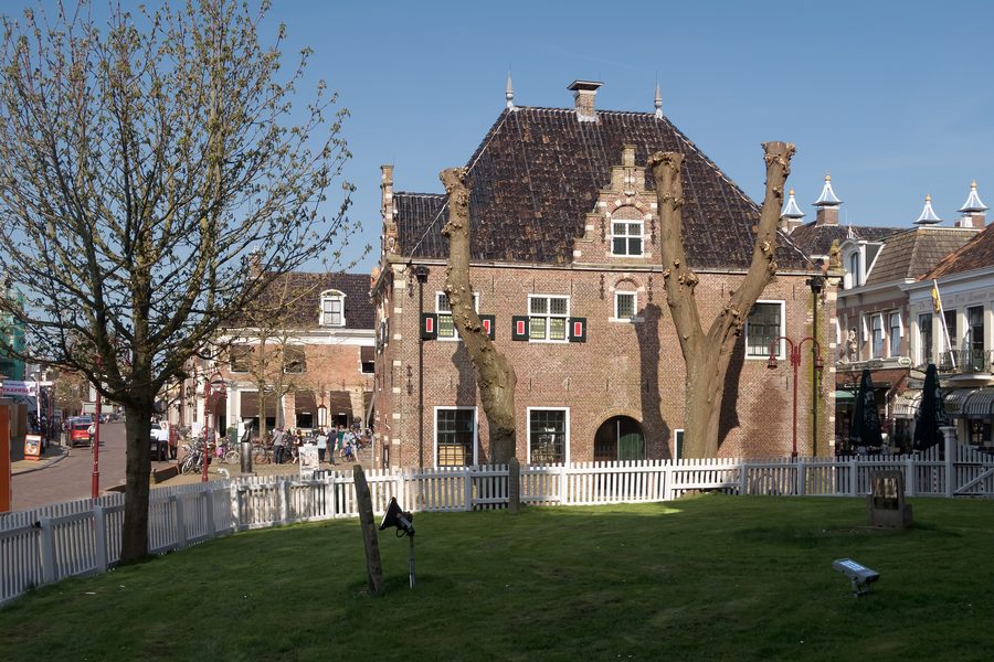 La Waag, abritant le musée Warkums Erfskip, à Workum