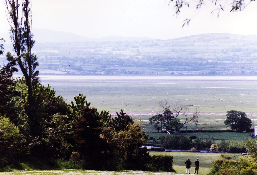 Vue du pays de Galles et de la rivière Dee depuis les jardins botaniques de Ness
