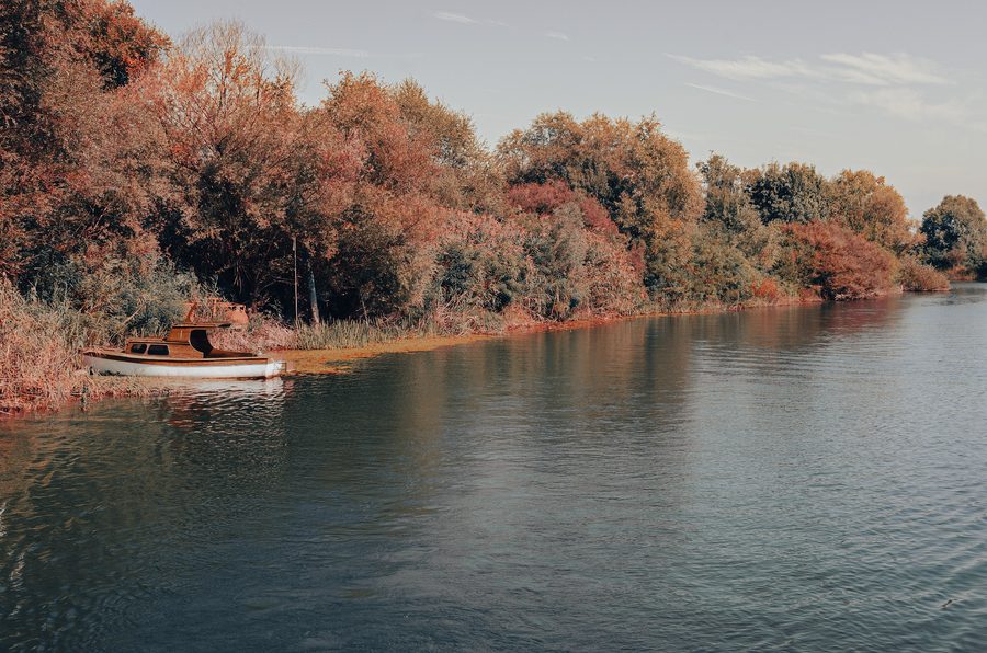 Vieux bateau sur la rive de la rivière à Rijeka Crnojevića
