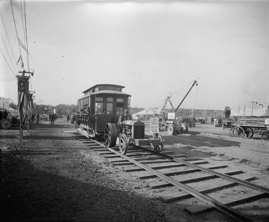 Locomotive historique et tracteur exposés associés à l’histoire ferroviaire de Chesapeake Beach