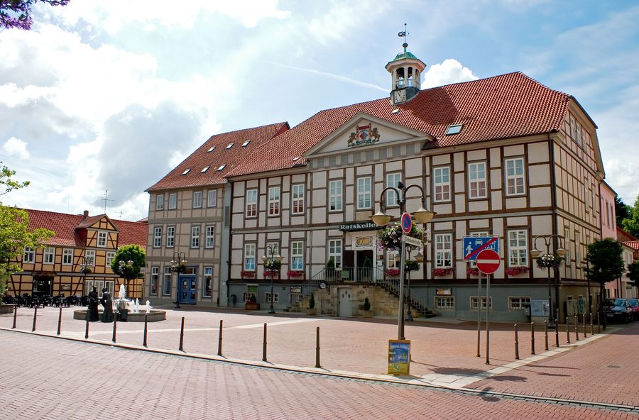Place du marché avec l’hôtel de ville historique à Lüchow dans le Wendland