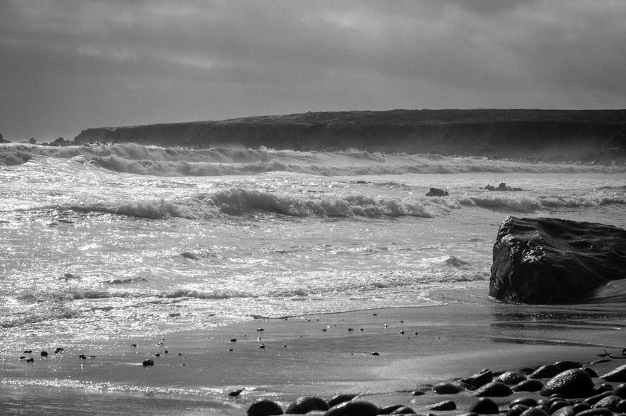 Paysage côtier aride sur la côte pacifique de la région d’Atacama, près de la plage de Chorrillo