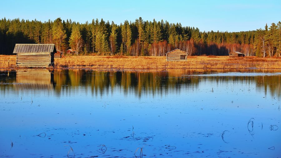 Svansele dammängar avec des meules de foin sous un ciel d'automne