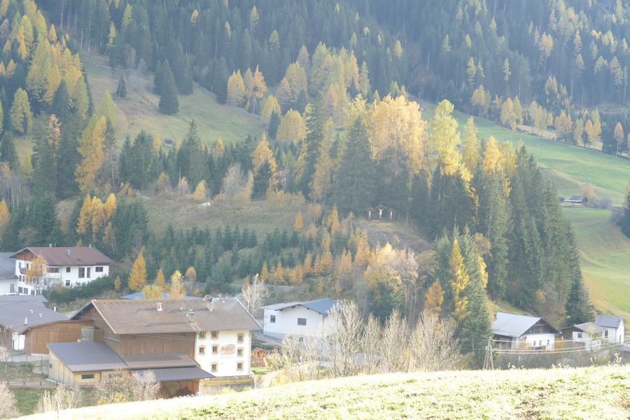 Vue de Trins sur le Kalvarienberg au Tyrol