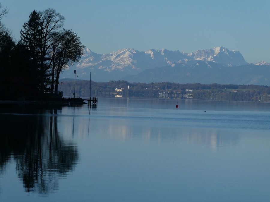Zugspitze, Alpspitze et Jubiläumsgrat depuis le refuge-bateau Kinderburg à Allmannshausen, au lac de Starnberg