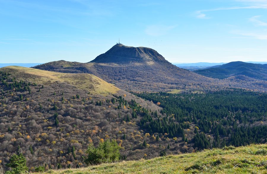 Le Puy de Dôme au-dessus de la Chaîne des Puys en automne.