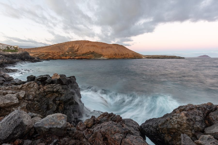 Montaña Amarilla avec cône volcanique jaune et côte déchiquetée près d’Arona à Tenerife
