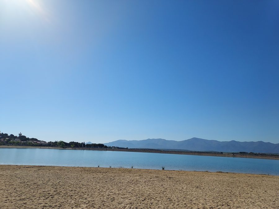 Vue sur le lac de Villeneuve-de-la-Raho en avril