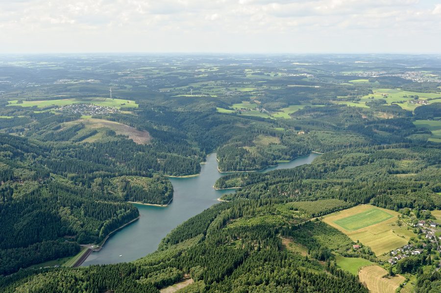 Vue aérienne du barrage de Genkeltal avec Marienheide-Dannenberg