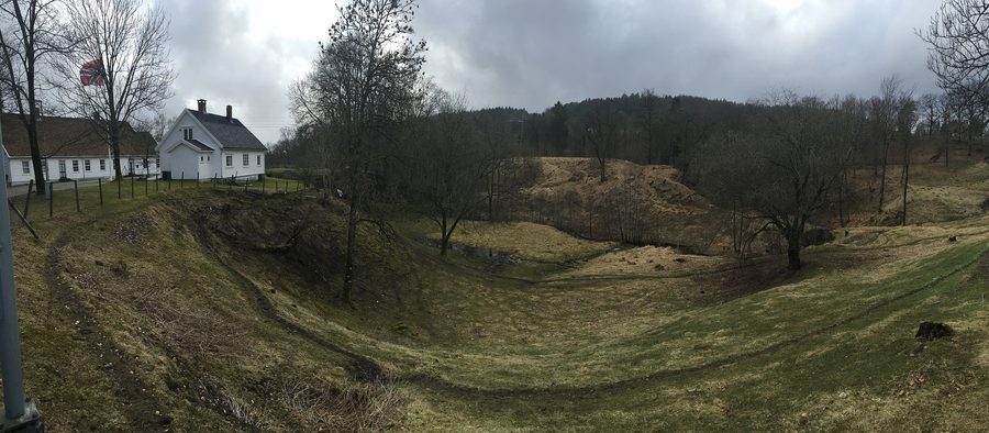 Domaine paroissial de Tveit avec ruisseau dans l’environnement de l’église de Tveit à Kristiansand