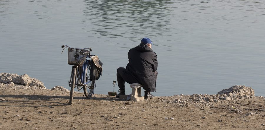 Homme pêchant sur la berge du Seyhan à Adana