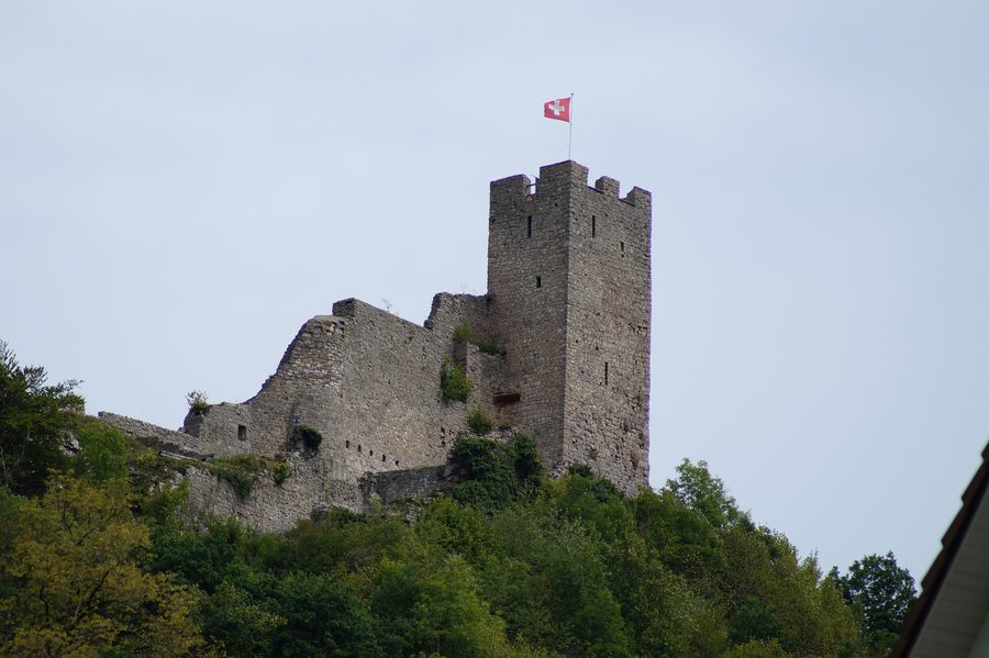 Les ruines du château de Waldenburg sur une colline au-dessus du village.