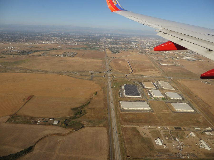 Denver vu du ciel avec le Front Range des Rocheuses en arrière-plan