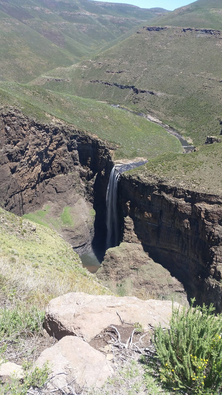 Cascade dans le paysage montagneux du Lesotho