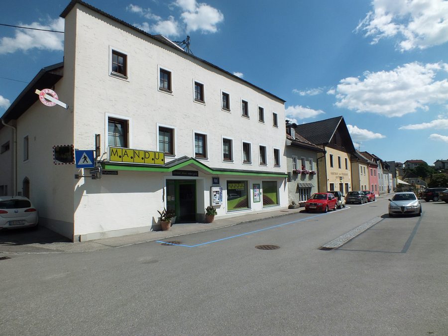 Rue historique Untere Hafnerzeile à Freistadt avec des maisons bourgeoises densément construites