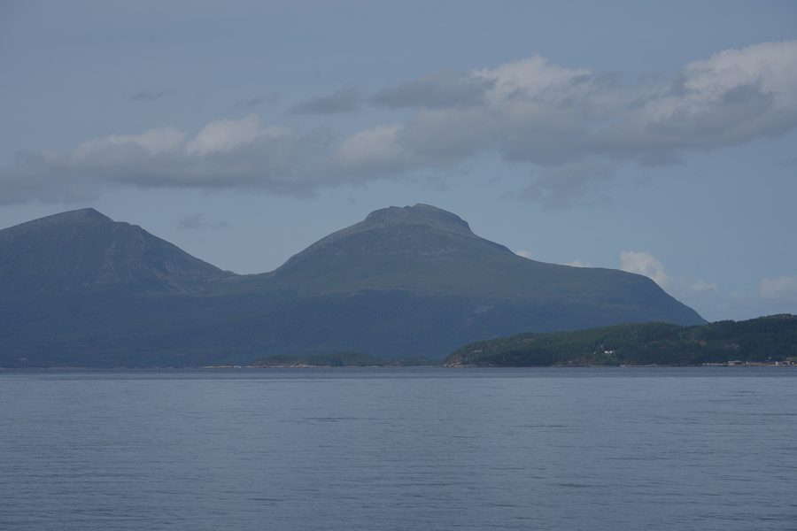 Paysage de montagne sur l’île de Tustna à Aure avec des sommets atteignant près de 900 mètres