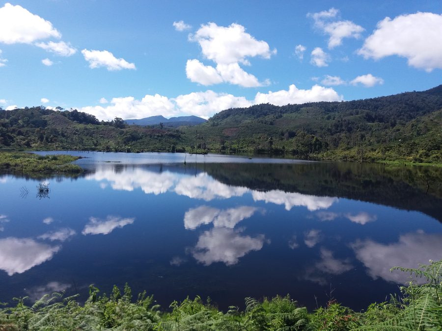 Lac Deduhuk dans le village de Segamit, Muara Enim, entouré de collines