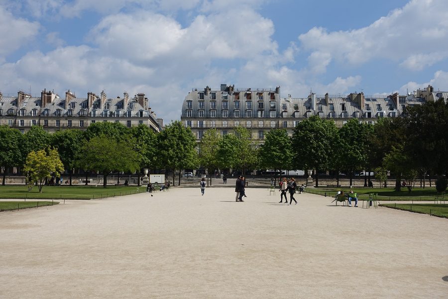 Le jardin des Tuileries au centre de Paris avec des arbres et une large allée de jardin à la française.