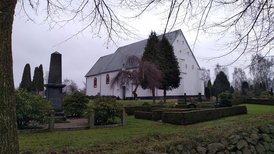 Vue extérieure de la Felsted Kirke avec cimetière à Felsted, Danemark