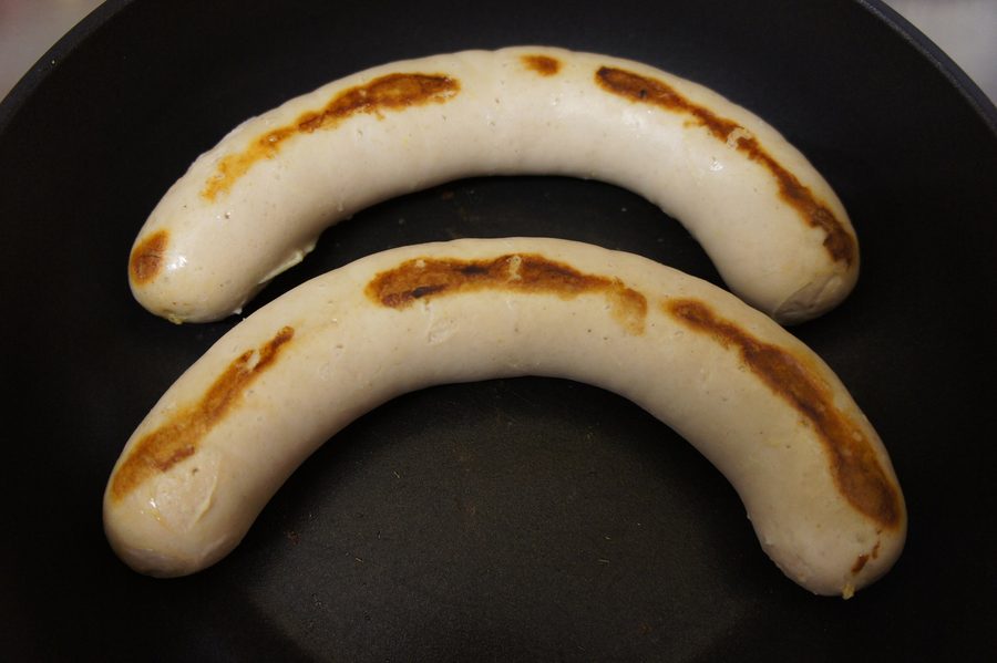 Saucisses grillées dans une assiette